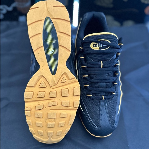 Air Max 95 GS / University Gold / 6.5Y / Women’s 8 - Picture 6 of 7
